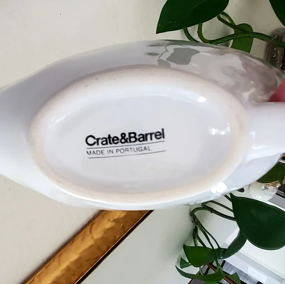 Crate&Barrel Marin White Gravy Sauce Boat, Burgundy Shaded Edges, Ceramic, EUC